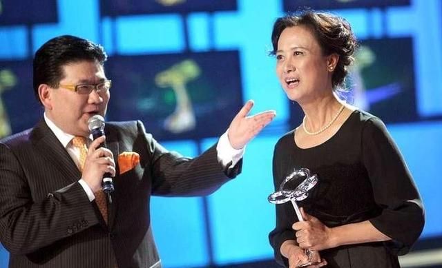 2003年韩小磊突然倒在了客厅命运再一次带走了柏寒的最爱