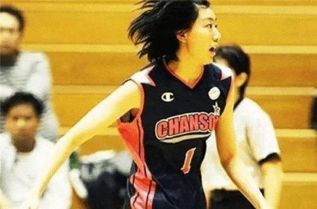 中国女篮美女球星李昕与巩晓彬相恋多年无果后来嫁给了谁