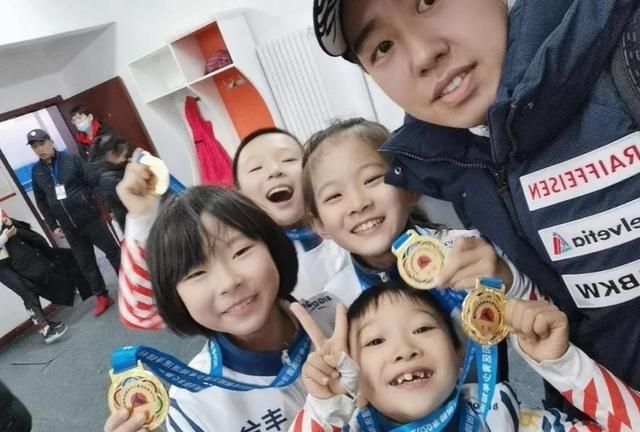 输在起点赢在终点,8岁女孩短道速滑起步摔倒,坚强起身反超夺冠休闲区蓝鸢梦想 - Www.slyday.coM 输在起点赢在终点,8岁女孩短道速滑起步摔倒,坚强起身反超夺冠休闲区蓝鸢梦想 - Www.slyday.coM