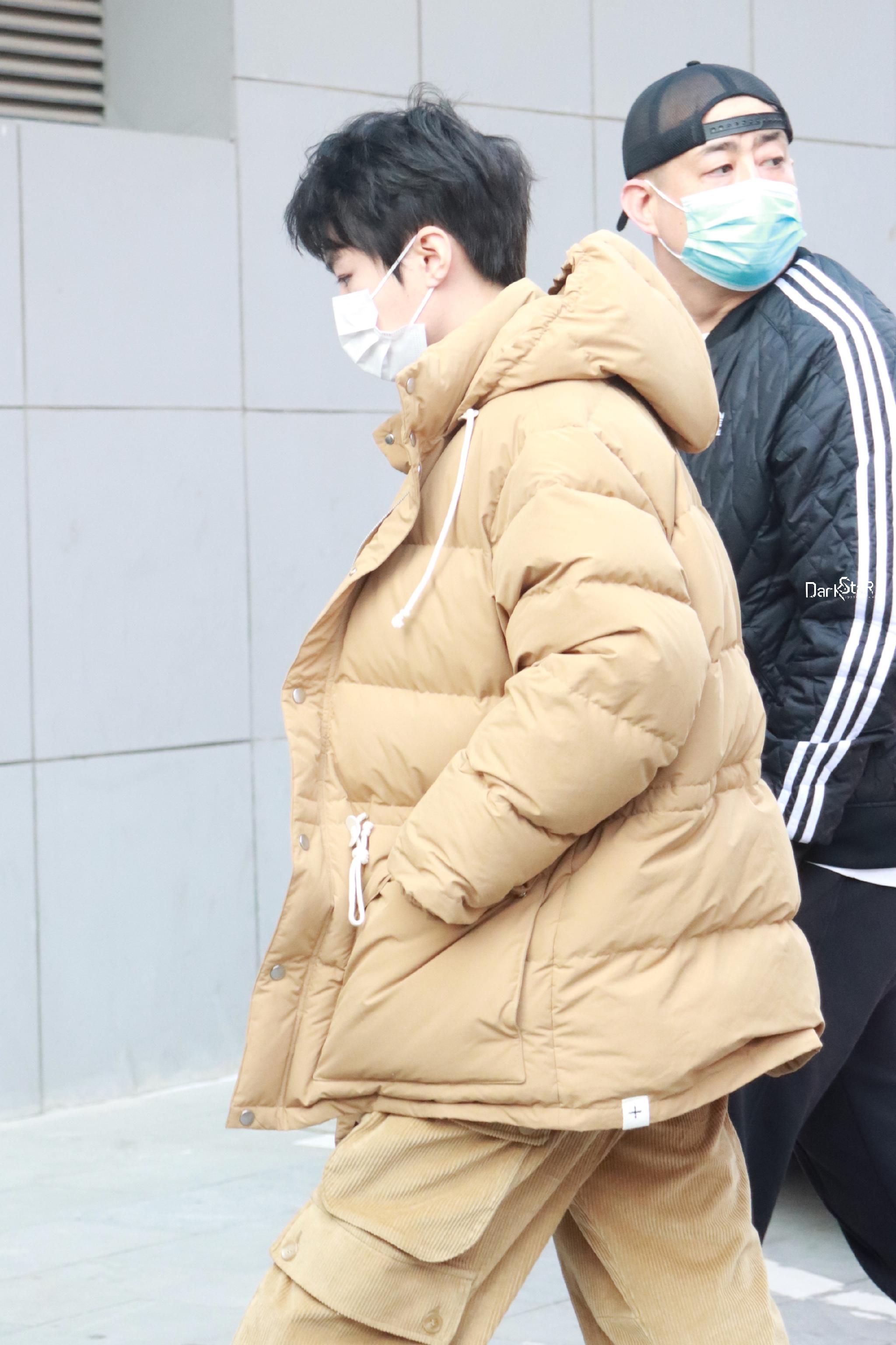 王俊凯百花迎春晚会录制上班饭拍棕色羽绒服棕色长裤