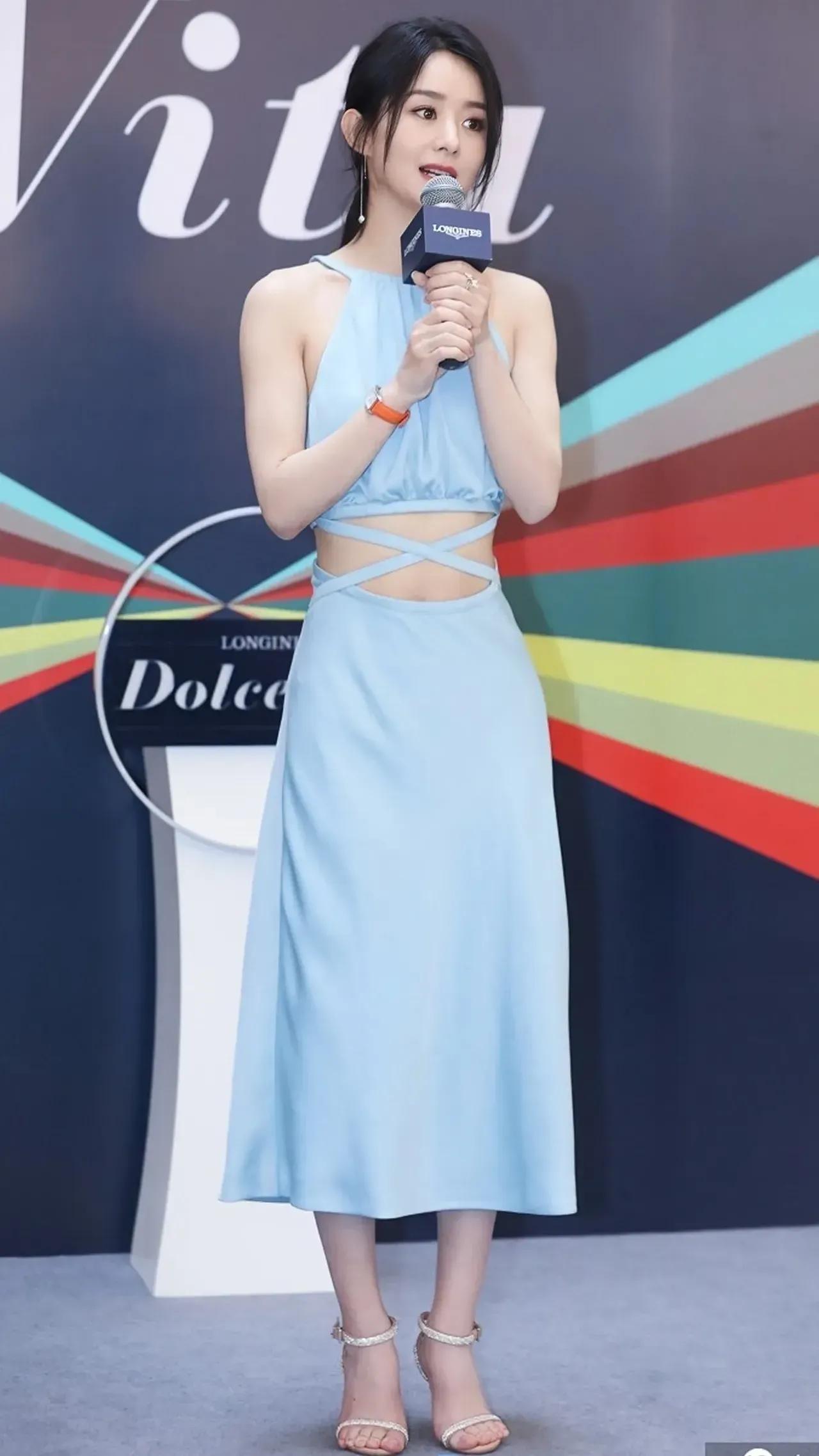 赵丽颖穿裙子出席活动干干净净像小姑娘一样