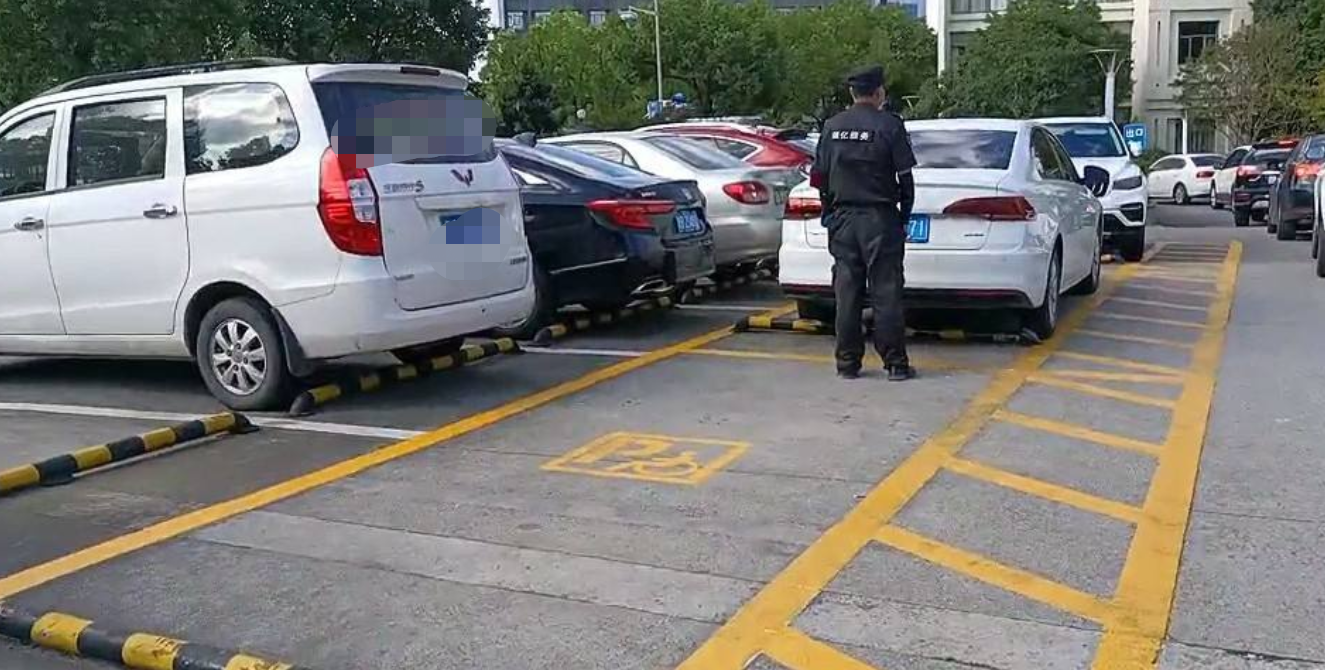 新手停车总是一头扎进去老司机却要倒车入库问题出在哪