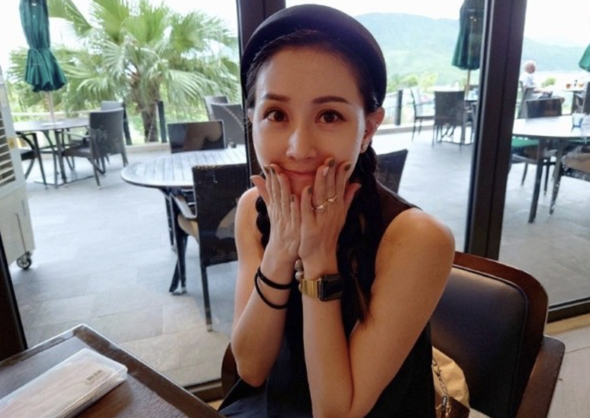 此时,任祉妍就捧着一个小蛋糕出现在了现场,当谭俊彦睁开眼睛看到妻子