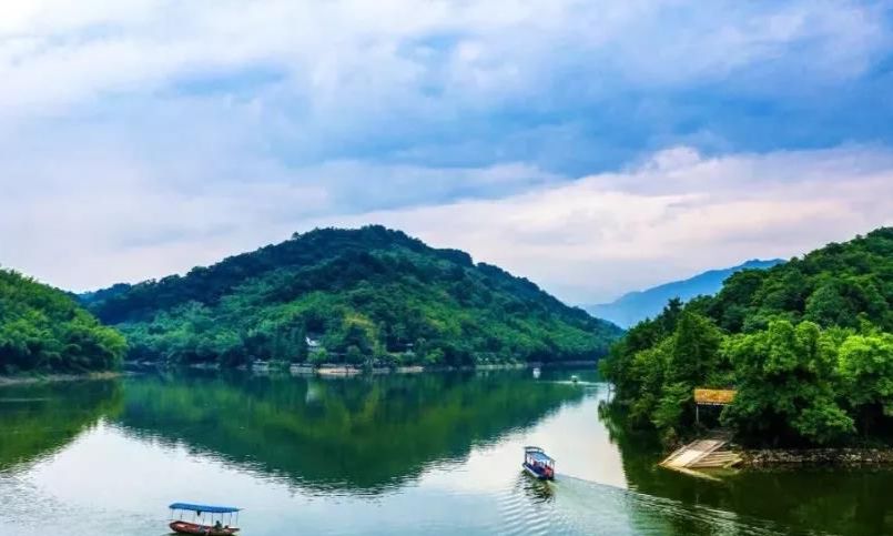 彭州莲花湖景区,坐落在:磁峰镇(也就是现的桂花镇),是都江堰市和浦阳