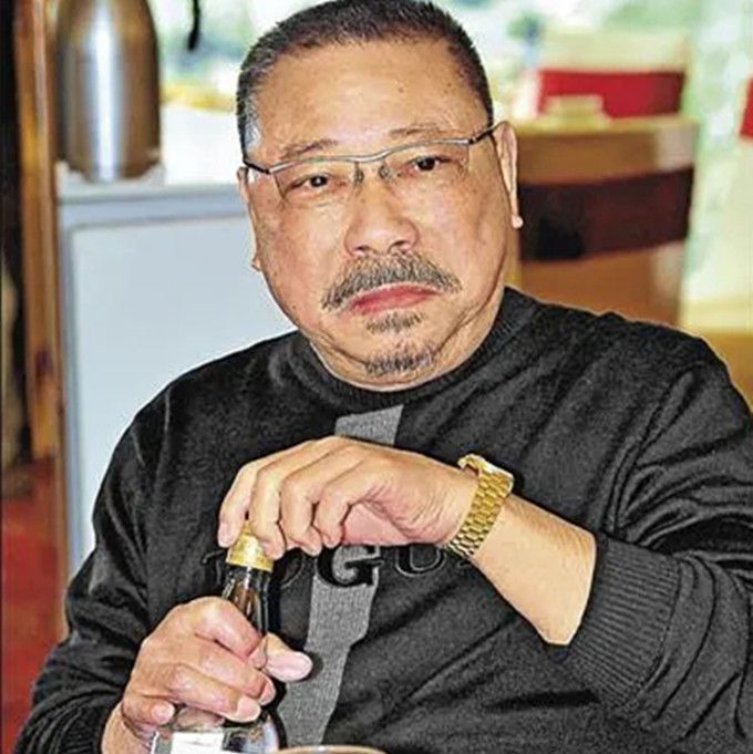 陈松勇正式下葬干儿子冒雨将骨灰埋进3个洞不见争遗产的二弟