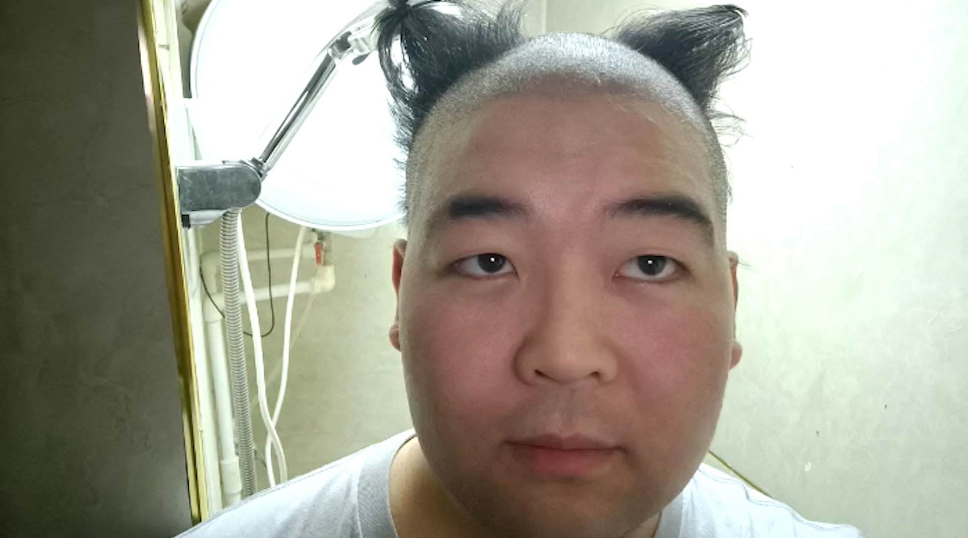 男子居家隔离理发翻车索性剃光头 :两月没理发,眉毛也剃了