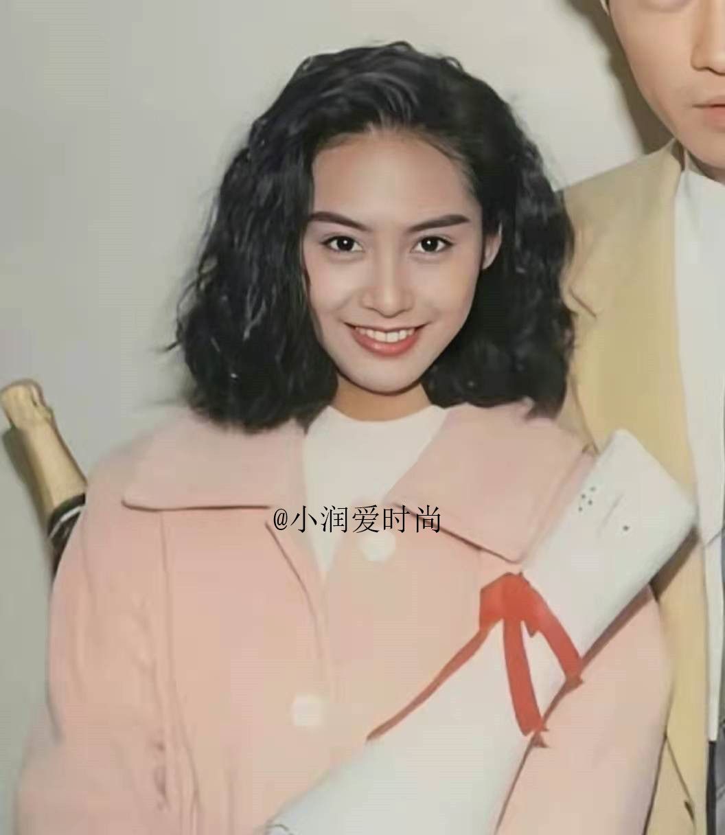 朱茵才是小个子的穿搭教科书,大衣 毛衣,羽绒服 丝巾,照穿绝