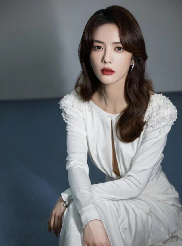 蔡文静穿白色裙优雅闪耀有光芒