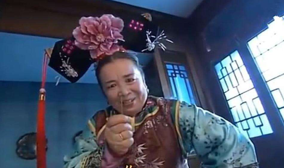 85岁李明启现身春晚彩排戴红围脖打扮朴素歪头打招呼好活泼