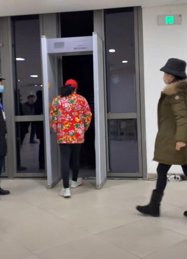 69岁刘晓庆穿花棉袄排话剧,上身显得膀大腰粗,长腿却又纤细无比休闲区蓝鸢梦想 - Www.slyday.coM 69岁刘晓庆穿花棉袄排话剧,上身显得膀大腰粗,长腿却又纤细无比休闲区蓝鸢梦想 - Www.slyday.coM