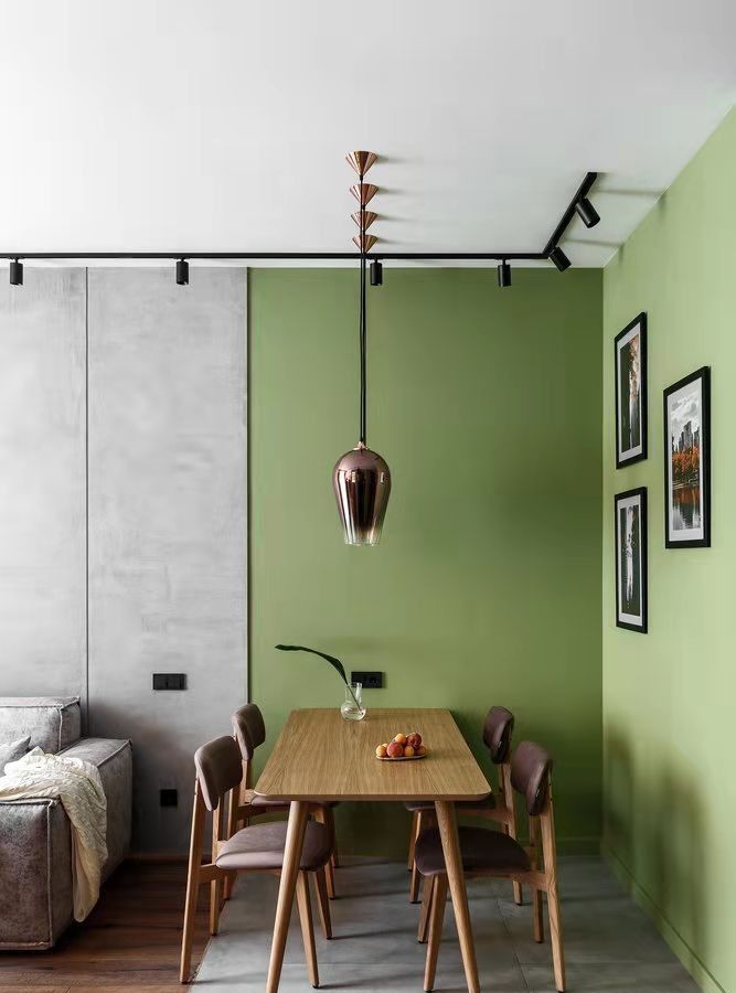 餐厅区则是运用浅绿色的顶墙,将整个空间做了隔断的效果.