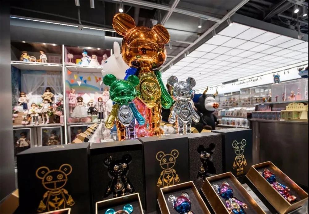 当然有关"潮玩"到底是玩具还是艺术品的争议从来没