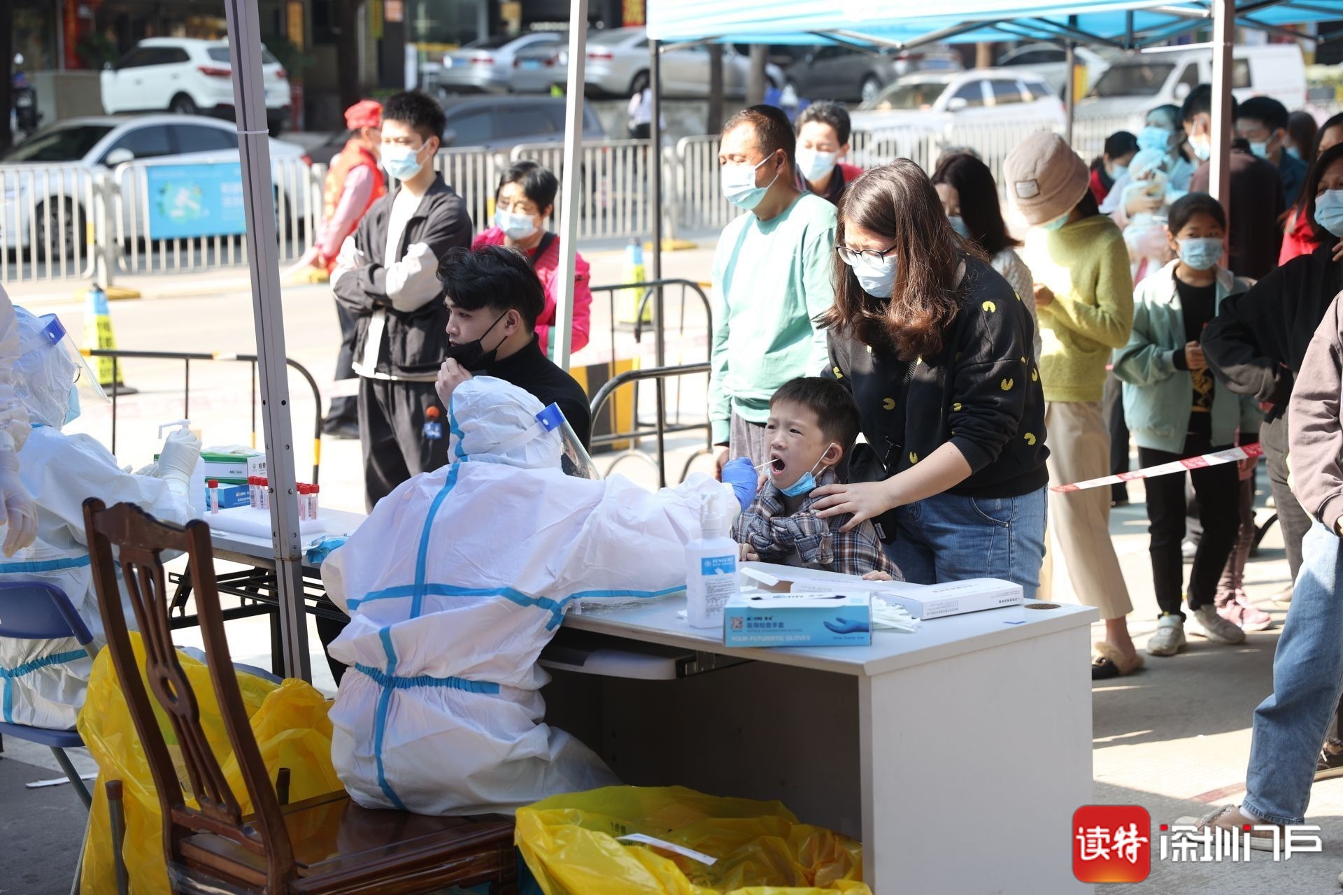 翠湖社区核酸检测点,市民有序做核酸检测.深圳特区报记者 杨少昆 摄