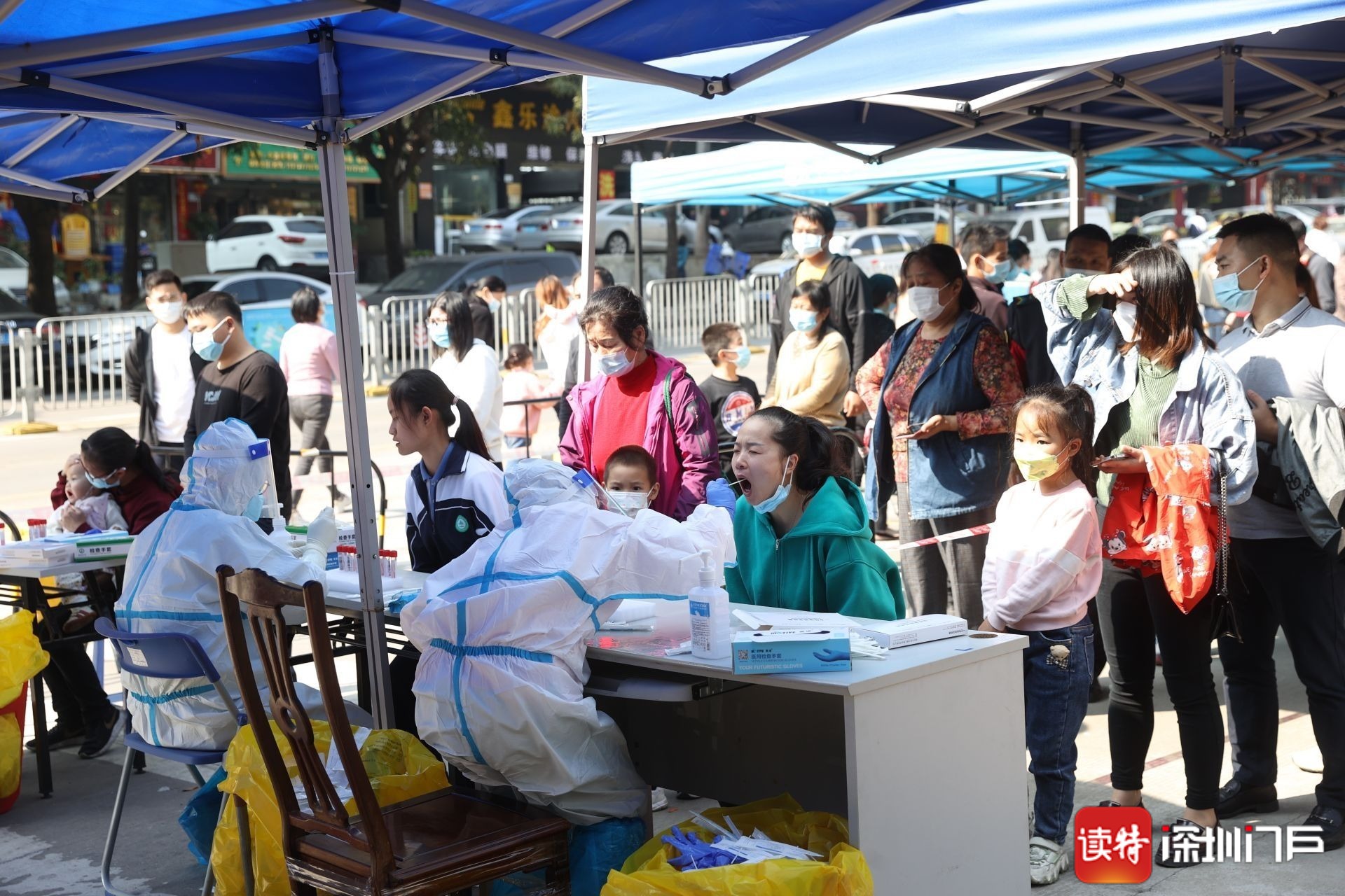 翠湖社区核酸检测点,市民有序做核酸检测.深圳特区报记者 杨少昆 摄