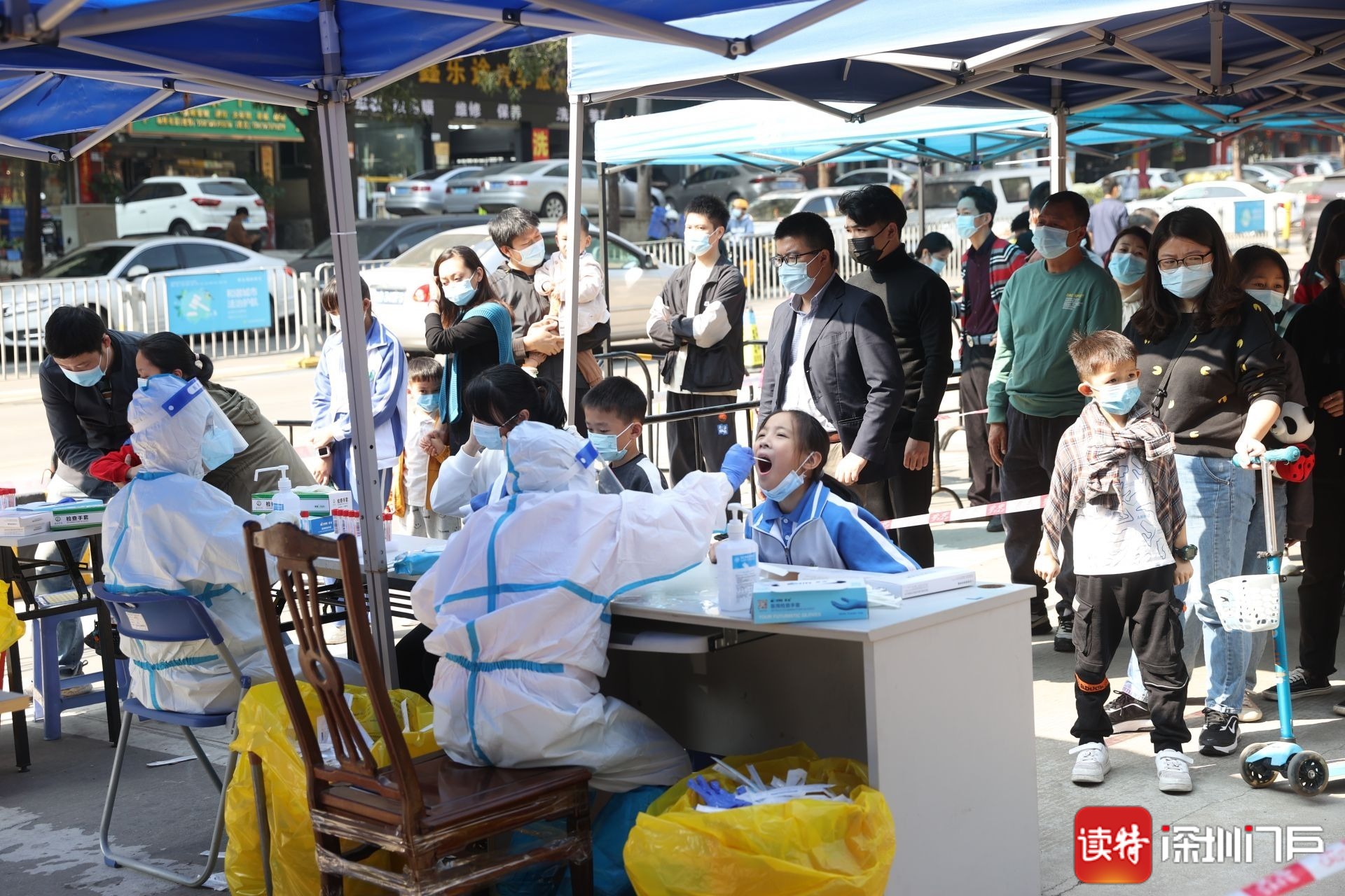 组图深圳市民有序排队测核酸淡定应对