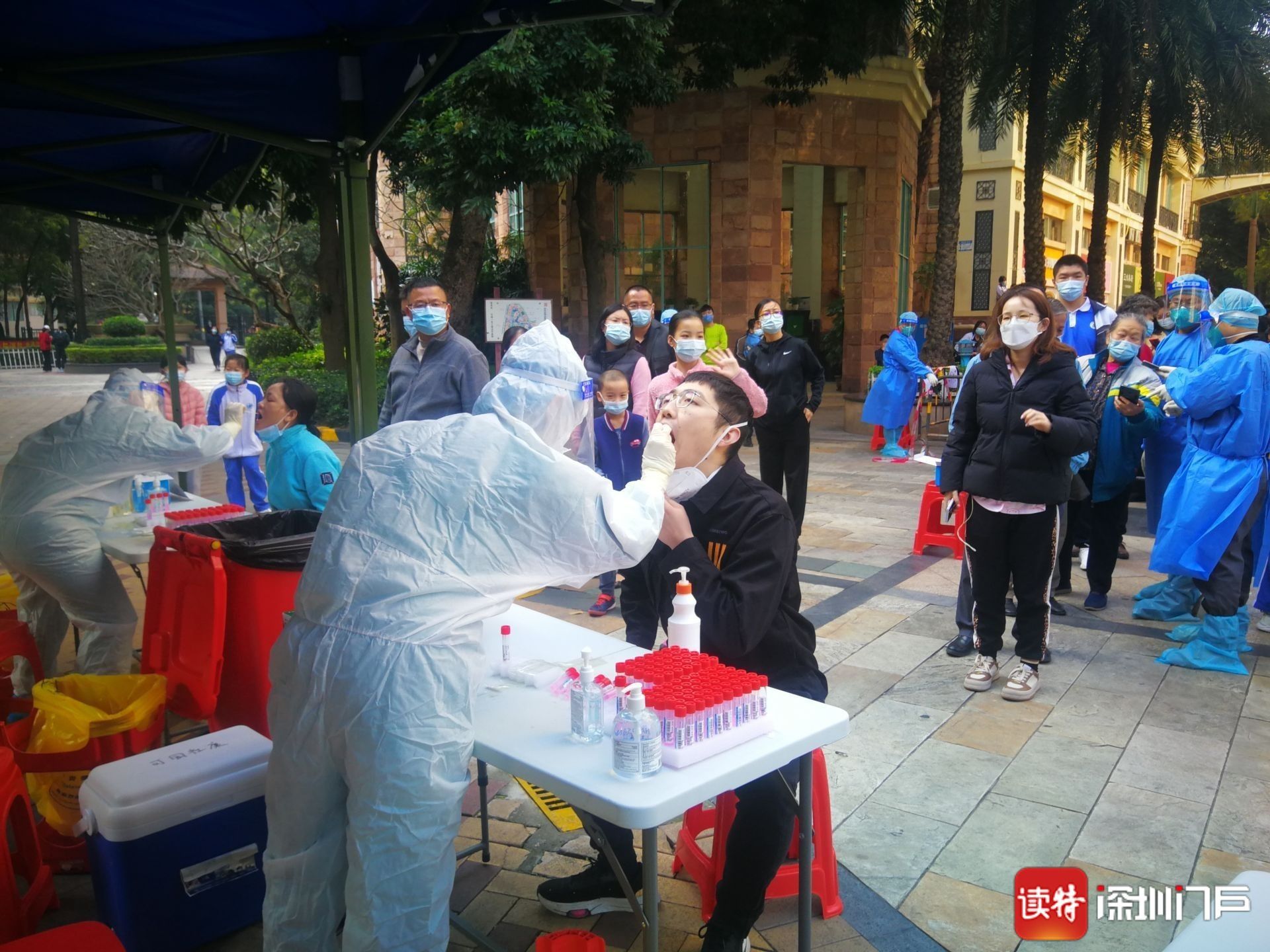 组图深圳市民有序排队测核酸淡定应对