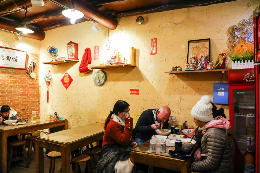 没有门头靠杏仁豆腐出圈的胡同面馆千万别火