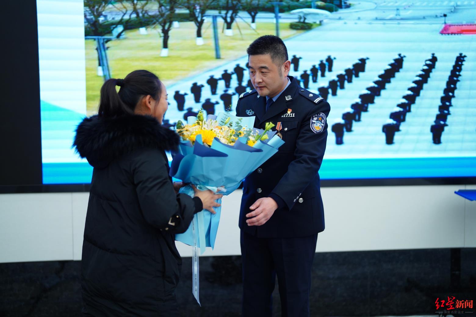 坚持找回车祸伤者火遍全网 成都交警周良被授予三等功休闲区蓝鸢梦想 - Www.slyday.coM