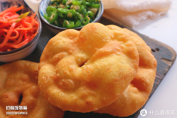 陕西油饼的做法和炸油条差不多,只不过形状不一样.