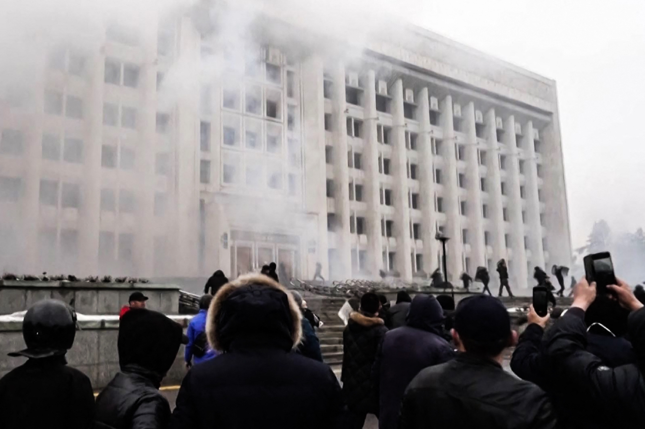 哈萨克斯坦爆发大规模抗议示威 @视觉中国