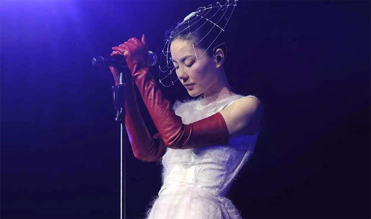 王菲唱功到底有多强?现场演唱《容易受伤的女人》,声音太空灵了