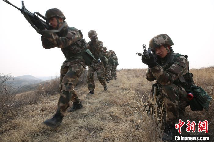 武警第一机动总队某支队:红蓝实兵对抗  训练场上"战味"浓