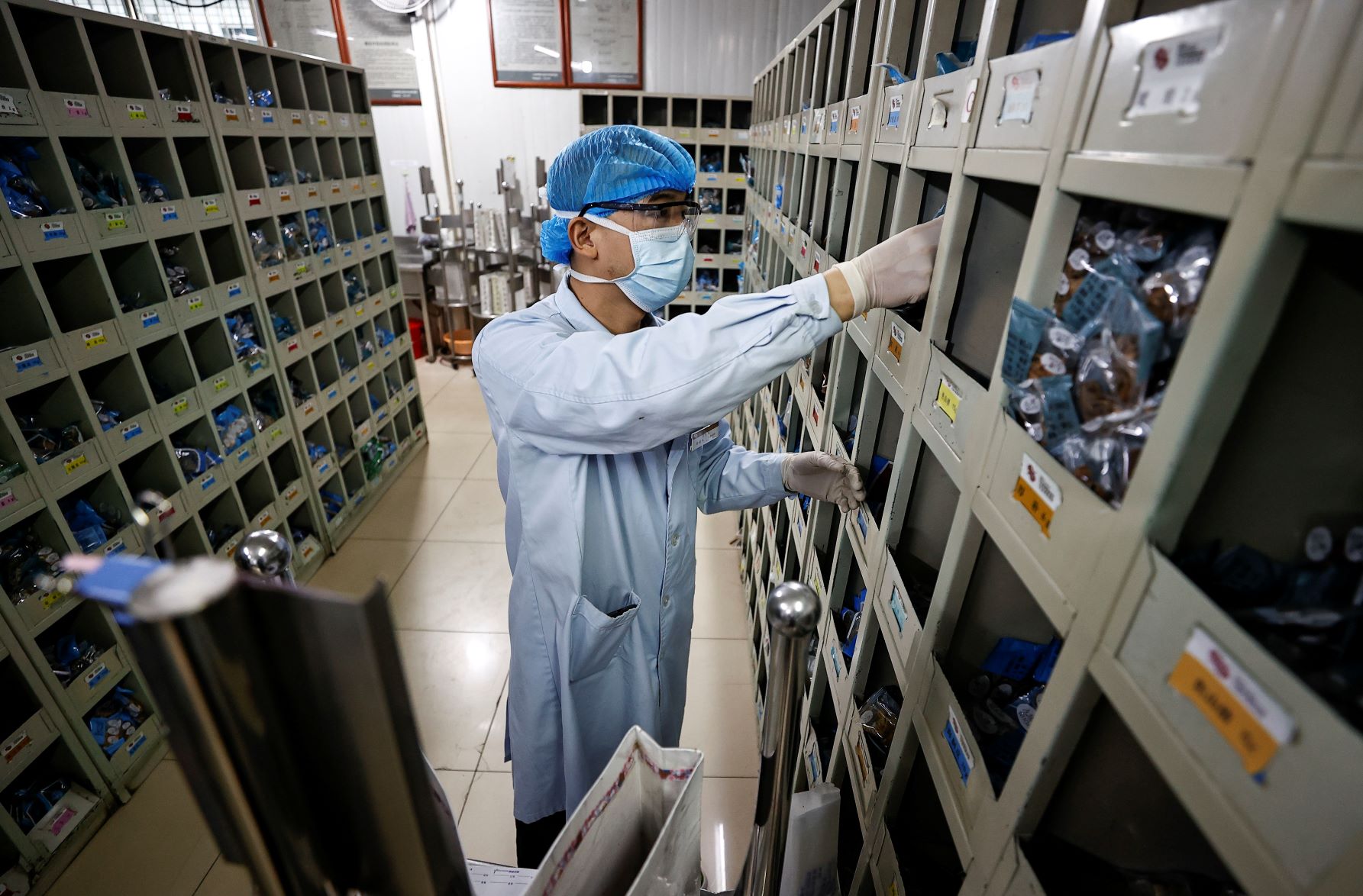 (中药制剂助力新冠肺炎预防,图片来源:新华社)