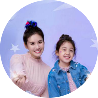 要不说这两年挑染当道,小泡芙妈妈王婉霏也选择了它.