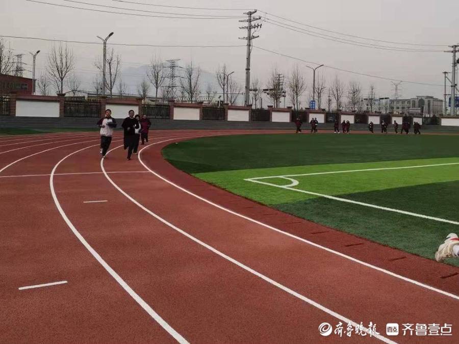泰安省庄一中体育场建成投入使用操场面积达24000平方米