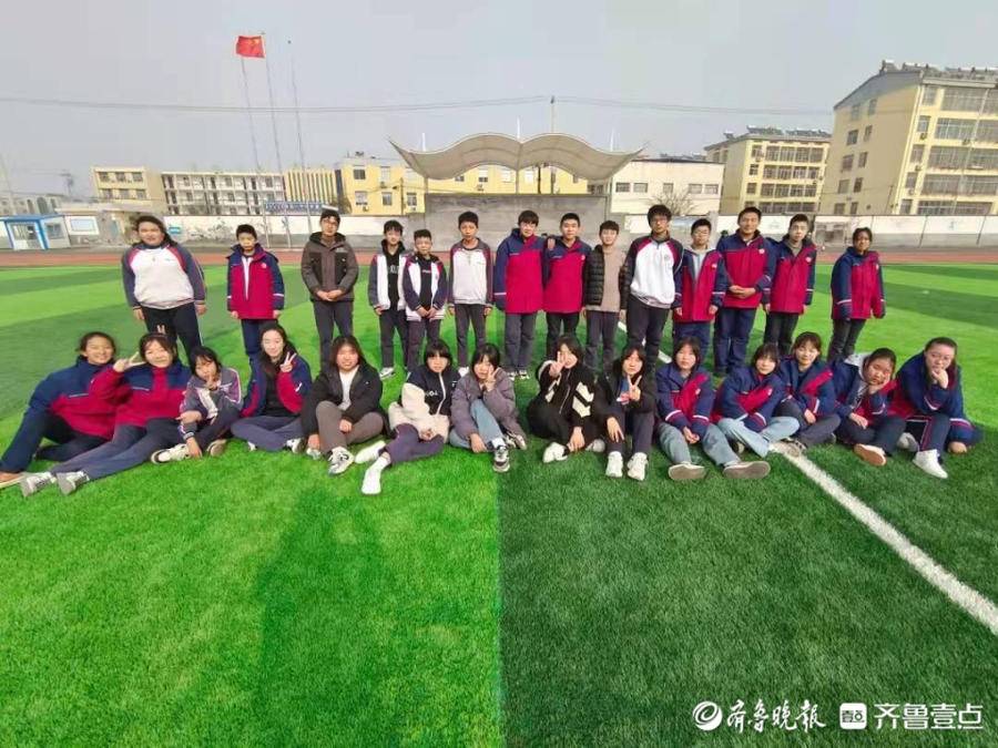 泰安省庄一中体育场建成投入使用操场面积达24000平方米