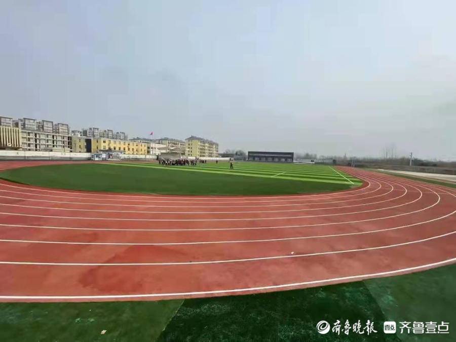 泰安省庄一中体育场建成投入使用操场面积达24000平方米