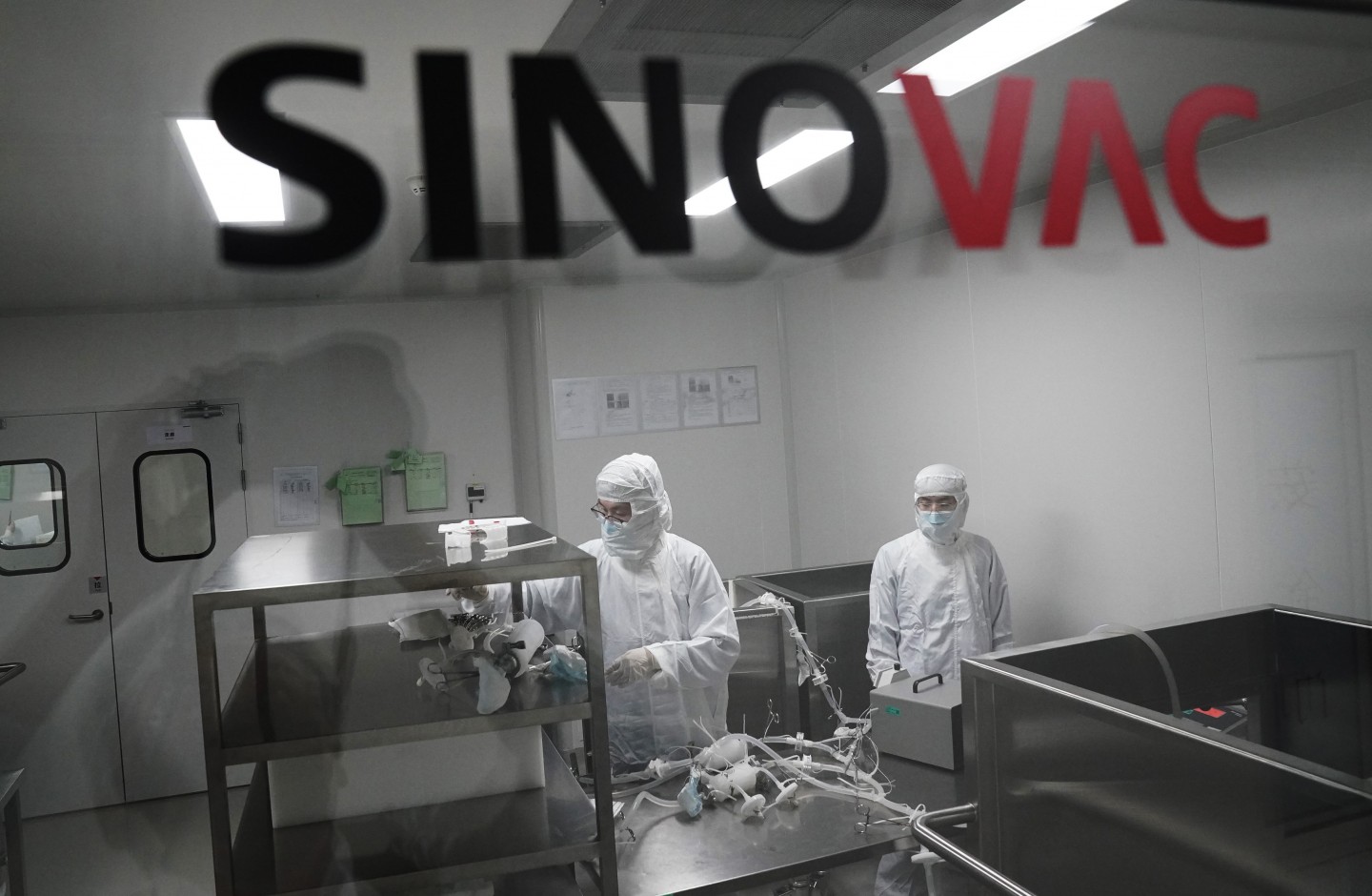 科兴中维公司,工作人员在进行疫苗生产.新京报记者 李木易 摄&nbsp