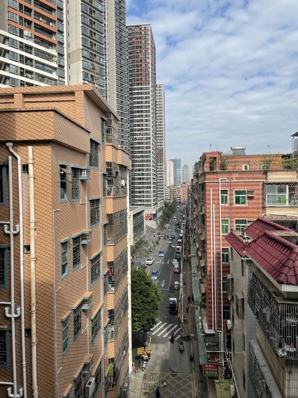 从黄贝岭股份公司俯瞰黄贝岭街景2020年7月,黄贝岭社区港人服务中心