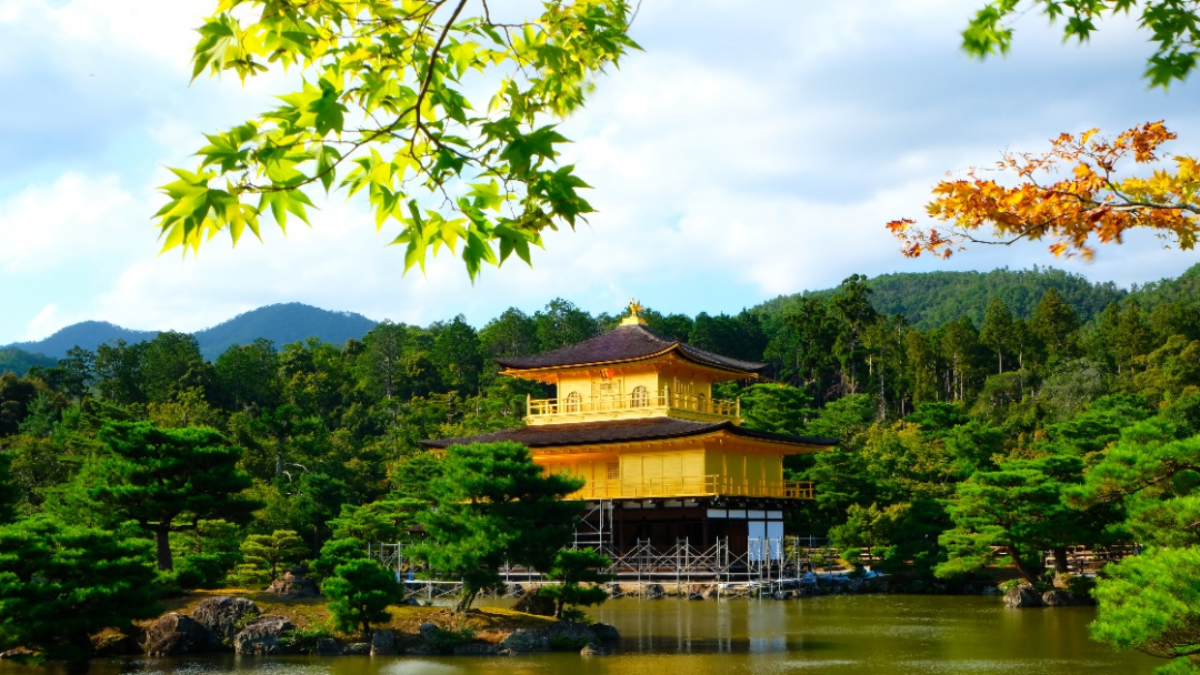 鹿苑寺位于日本京都市北区,包括舍利殿在内的寺院整体被称为金阁寺.