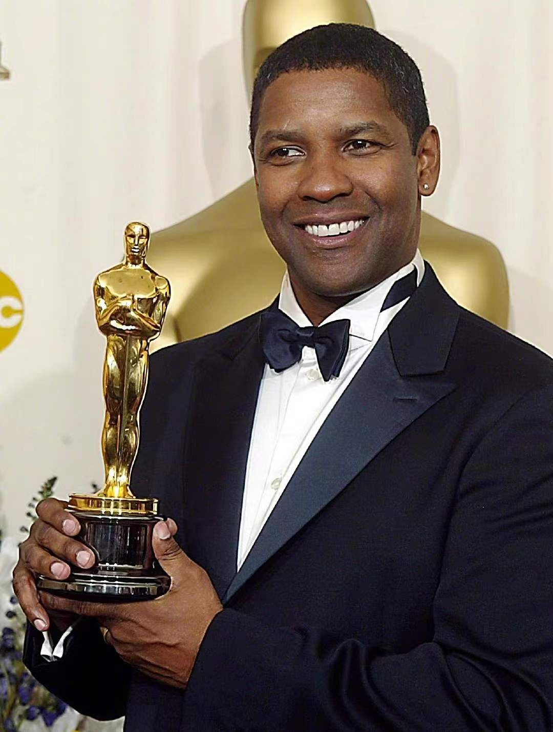 首位获奥斯卡最佳男主角的黑人演员去世曾靠洗碗赚学费学习表演