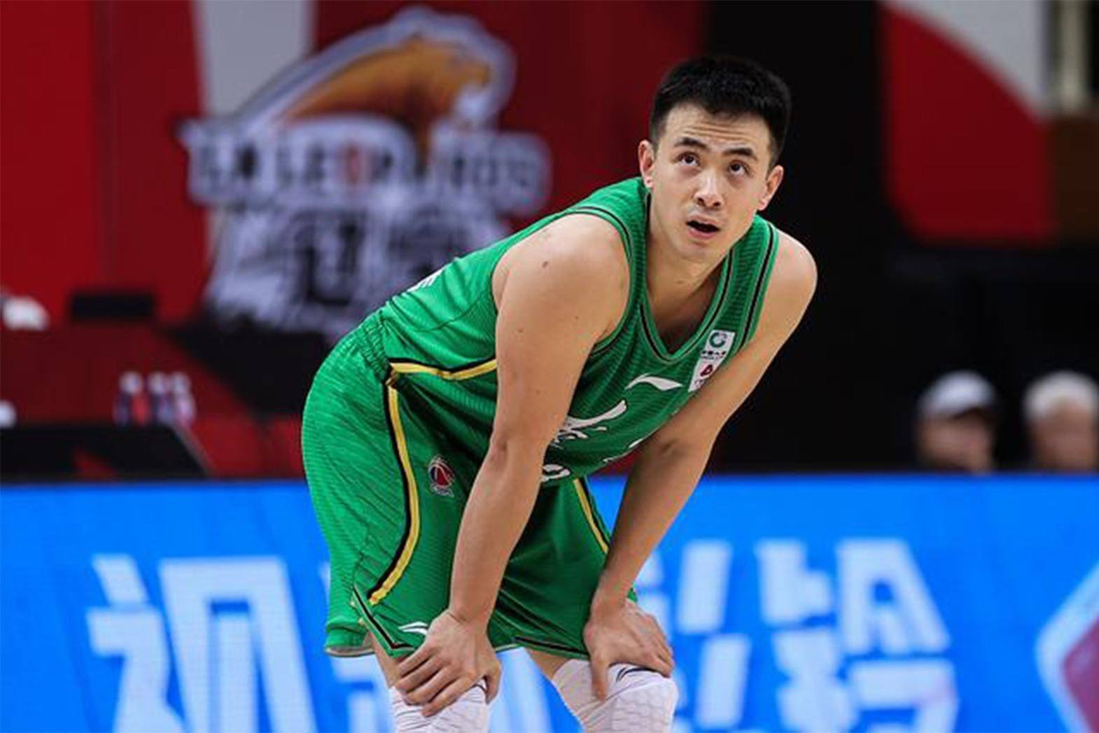 cba感人一幕赵继伟略带搞笑的动作是为了保护首钢1号外援