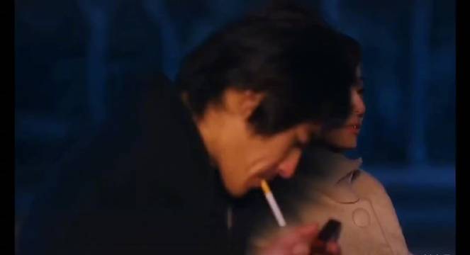 韩彩英解开风衣为蓝正龙挡风点烟的一瞬间