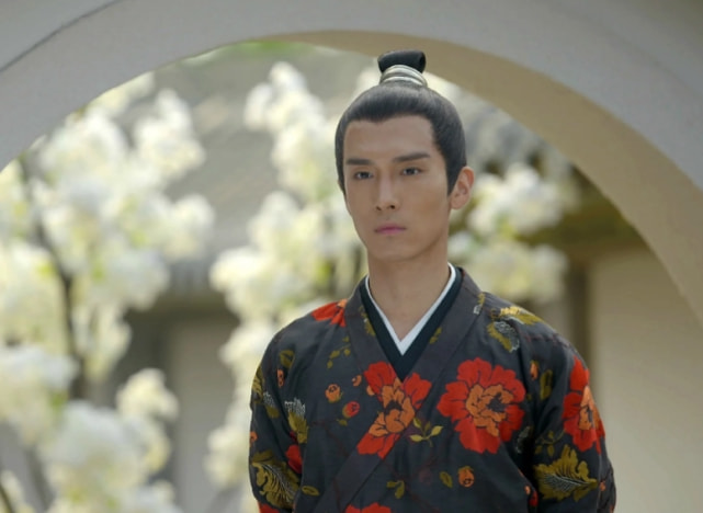 盛一伦近况曝光,直播卖卫生巾引热议,曾上节目哭诉自己凉透了|盛一伦