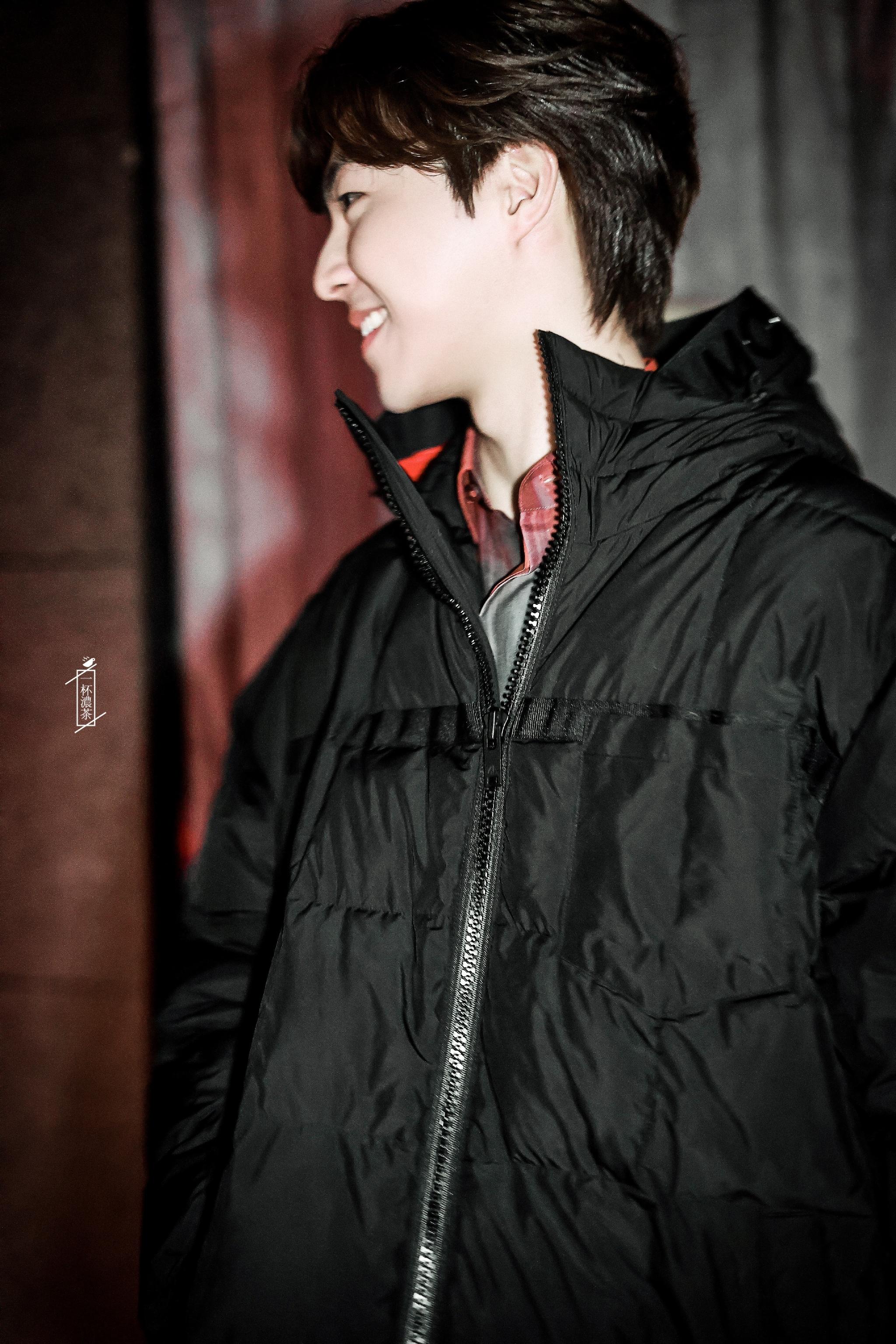 陈立农录制下班饭拍穿着黑色长款羽绒服笑容好甜好治愈啊