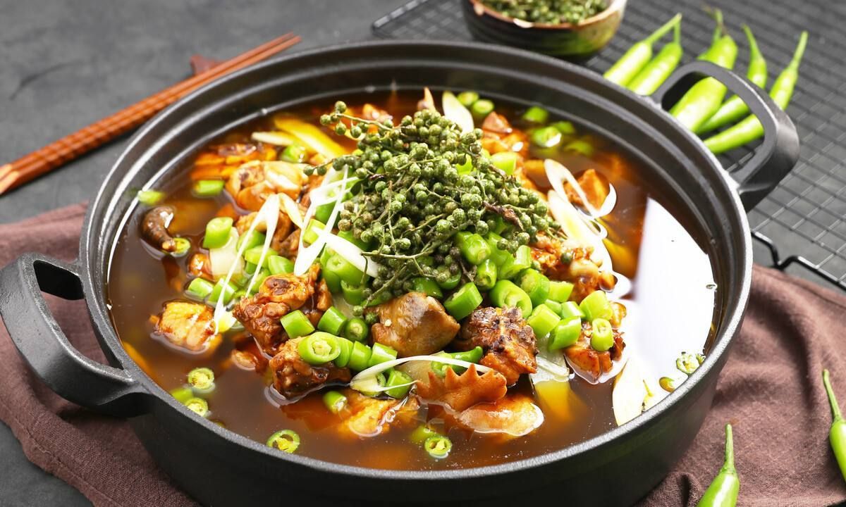 食材:仔鸡肉,葱,姜,盐,味精,生抽,青二荆条辣椒,青花椒,小米辣,子姜丝