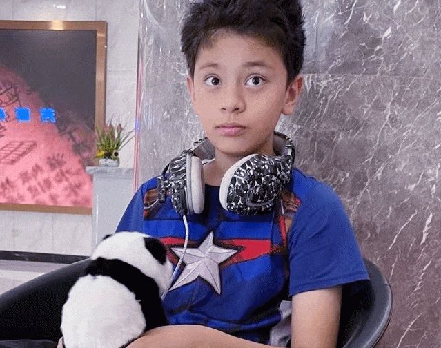 史可俩个混血儿子长大了,21岁老大混血感十足,14岁老二颜值|红高粱|史