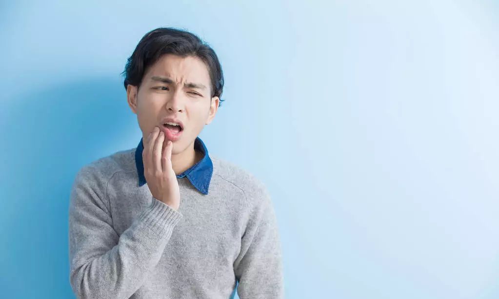 吃东西老塞牙竟然是种病，答案就藏在这5大原因里，三招药到病除休闲区蓝鸢梦想 - Www.slyday.coM