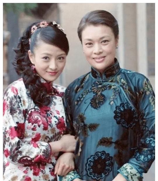 此后她佳作不断,《红色利剑》里的吴寡妇,《红娘子》中的柳瑞芳