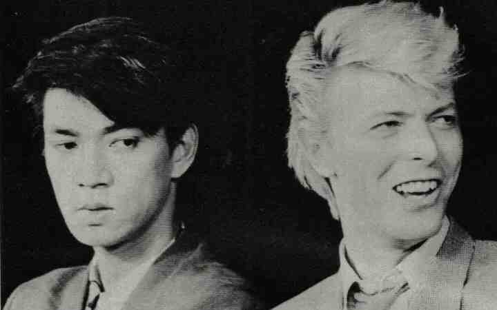 一组坂本龙一和大卫·鲍伊年轻时的旧照