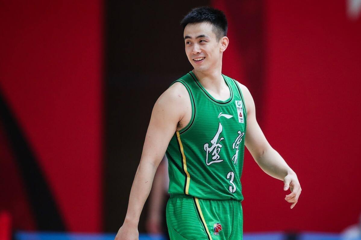 cba感人一幕赵继伟略带搞笑的动作是为了保护首钢1号外援