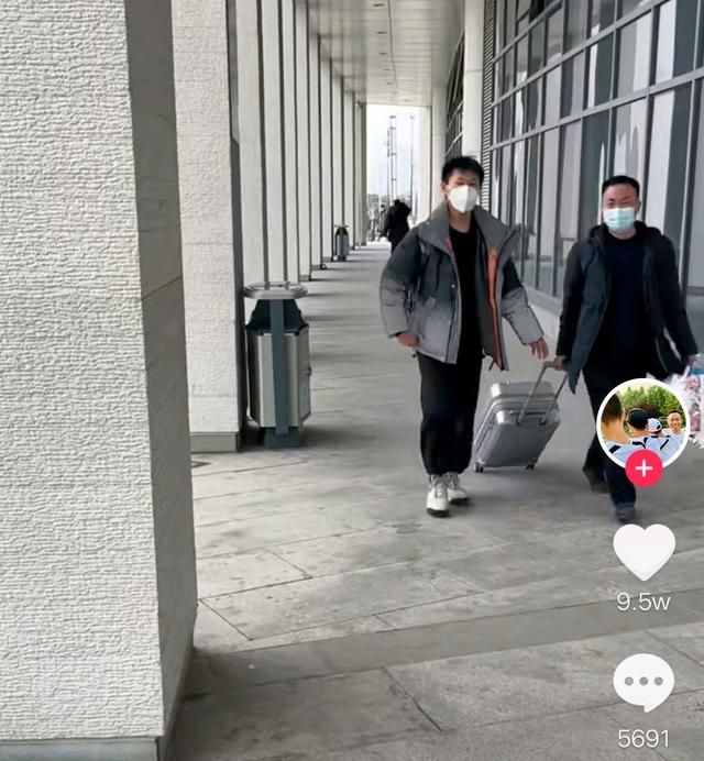 申军良到济南东站接儿子申聪主动喊爸妈懂事初次露面阳光帅气