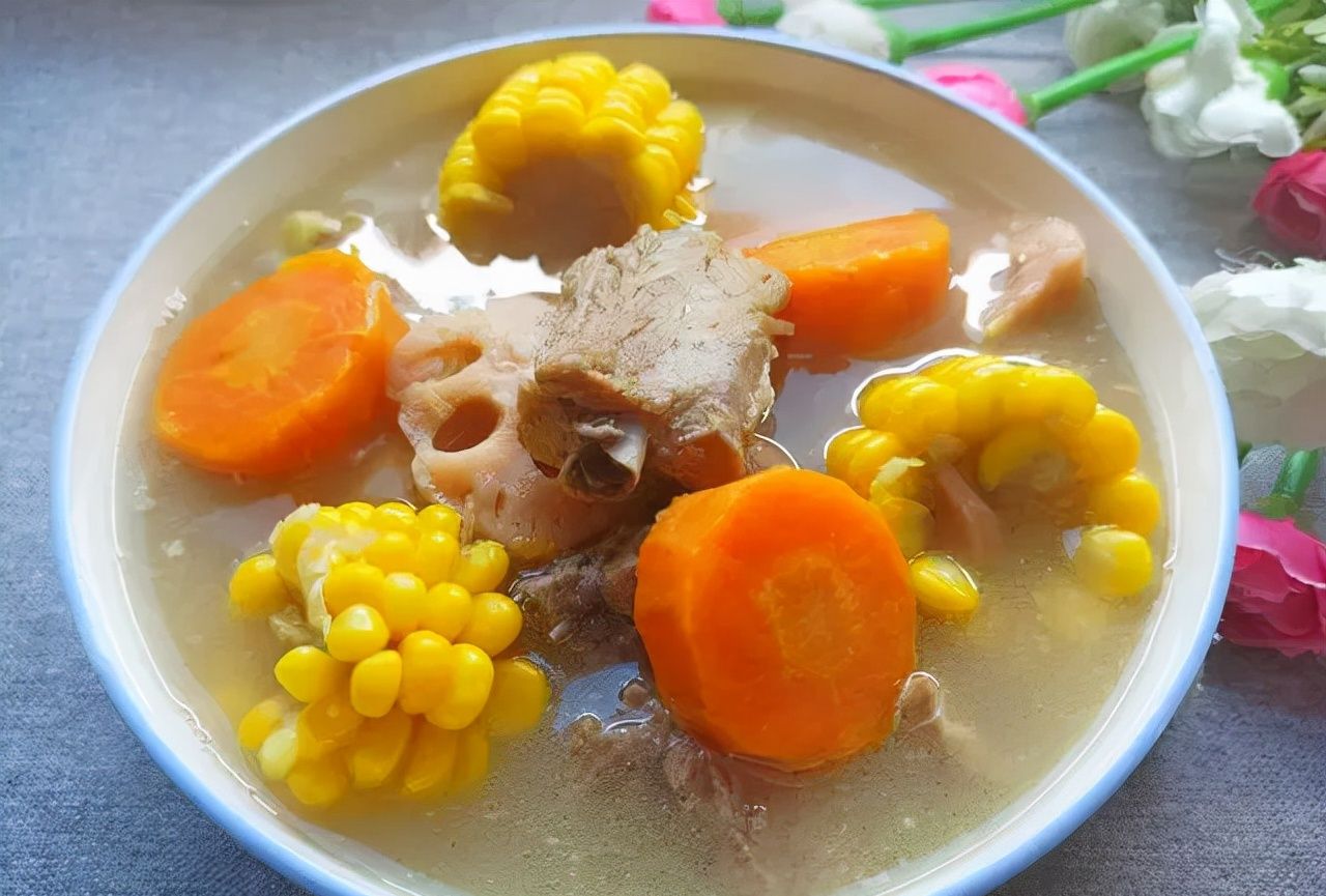 主要烹制工艺就一个字"炖",原料有排骨和玉米,其中玉米是营养价值极高