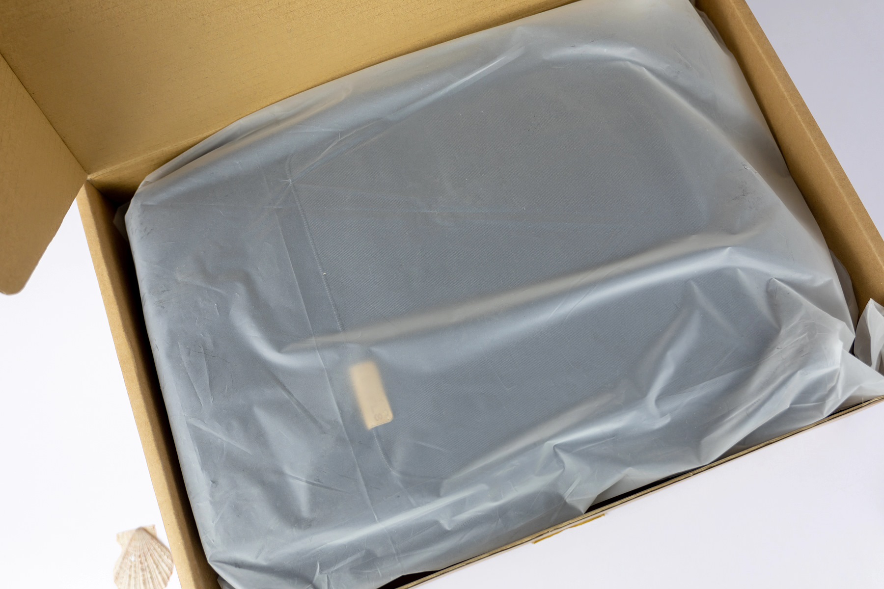 它的外包装采用了硬质纸盒包装,内部有塑料袋包裹,这和普通背包仅有的