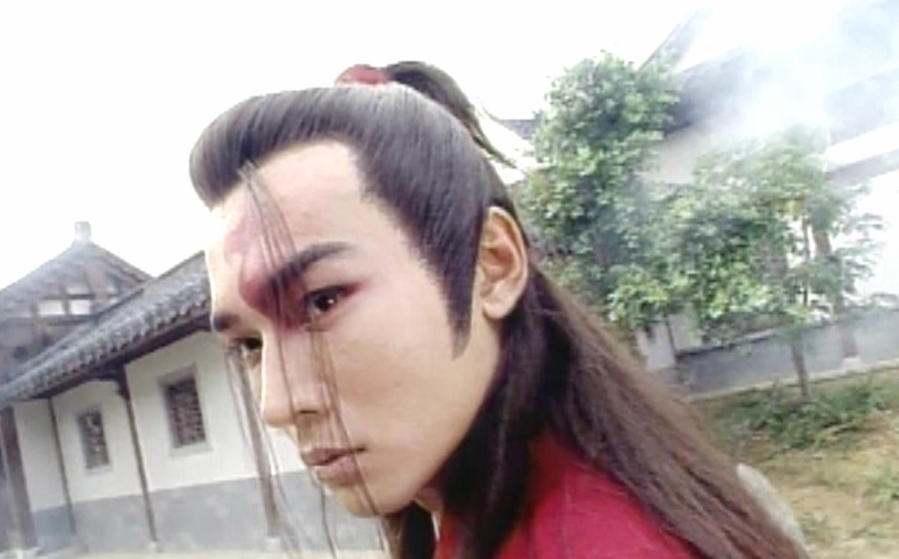 在《七侠五义之包公斗法王》一单元,展昭被法王控制中了邪,而红衣邪昭