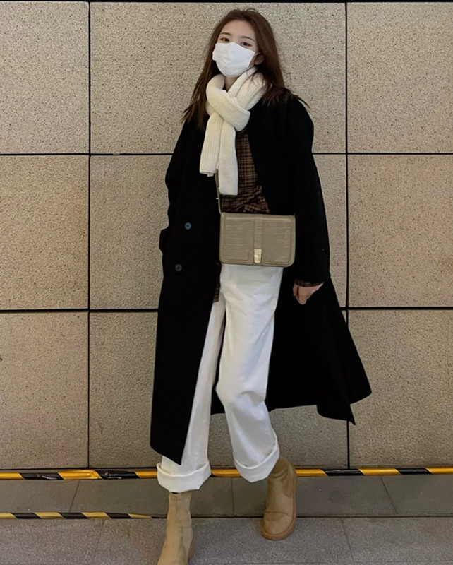 不管穿黑棉服还是黑大衣都建议搭条白裤子深浅结合更时髦